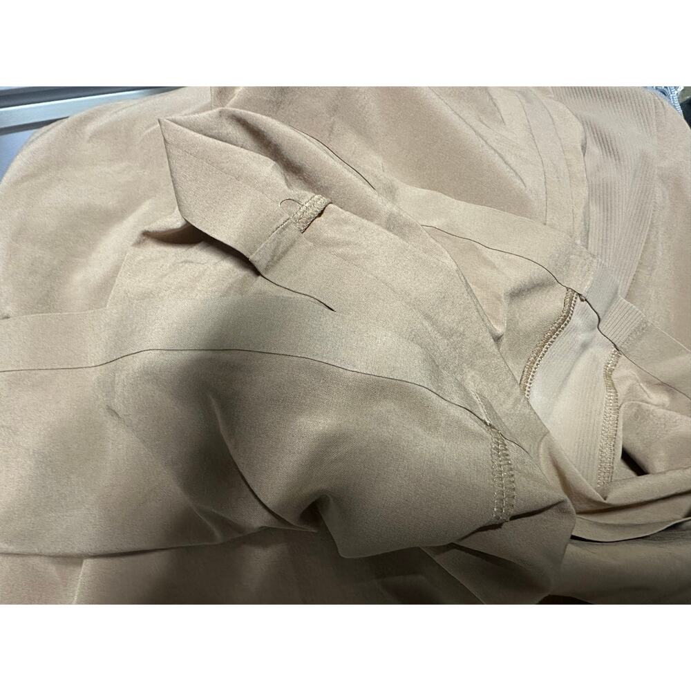 Athleta Womans Sz 8 Shorts Tan Stretch Pull On Comfort Stretch Pockets - Picture 9 of 9